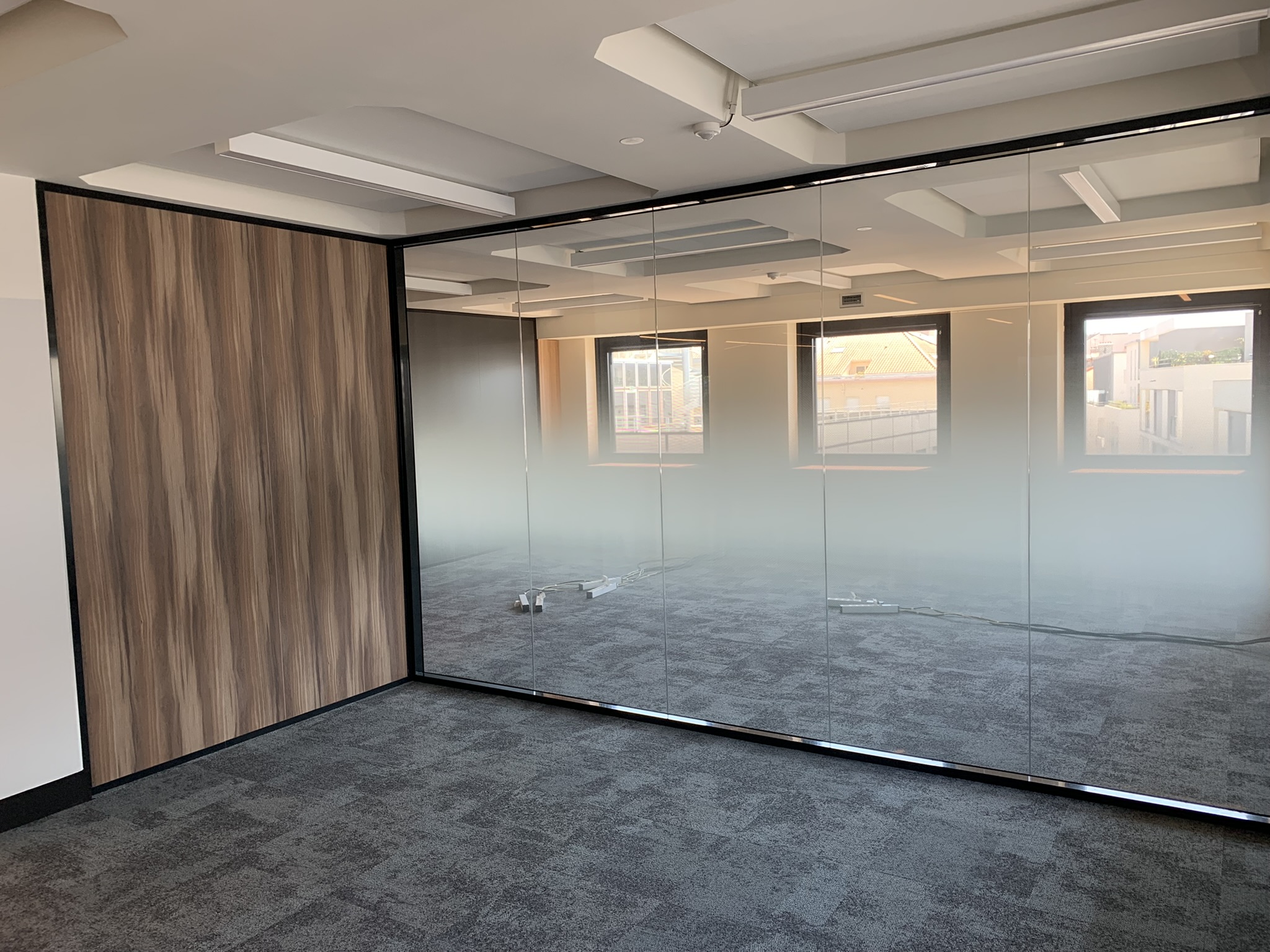 Aménagement de bureaux | AGEBAT - Cloisons amovibles, faux-plafonds et aménagement de bureaux professionnels | Logo Facebook