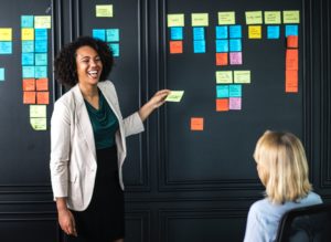 collègues en train de discuter au bureau