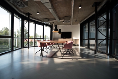 Aménagement de bureaux | AGEBAT - Cloisons amovibles, faux-plafonds et aménagement de bureaux professionnels |salle de réunion lumineuse