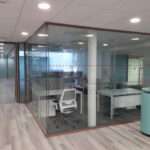 Cloison acoustique installée par la société spécialisée dans la pose de cloisons amovibles, la pose de faux plafonds et dans l’aménagement de bureaux professionnels