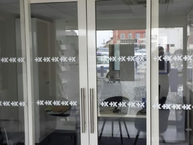 Cloison vitrée toute hauteur doubles portes cadres aluminiums installée par la société près de Orliénas
