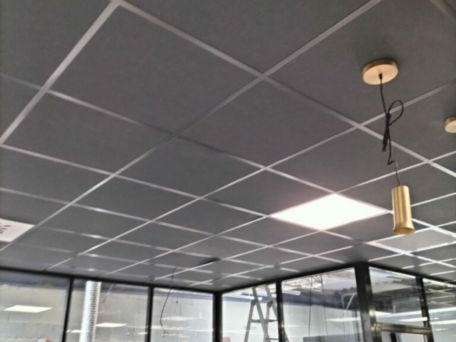 Faux plafond gris anthracite installé par la société basée à Messimy dans les Monts du Lyonnais