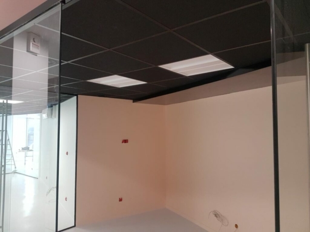 Faux plafond sur ossature T24 installé par la société basée à Messimy dans les Monts du Lyonnais