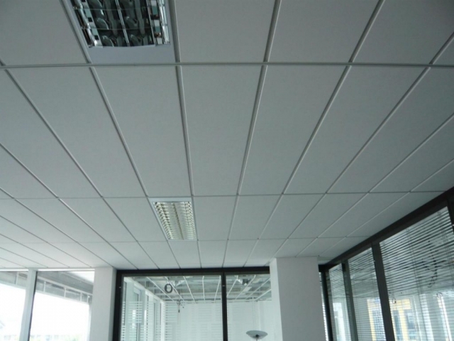 Faux plafond dalle 1200X600 installé par la société basée à Messimy dans l’Ouest Lyonnais