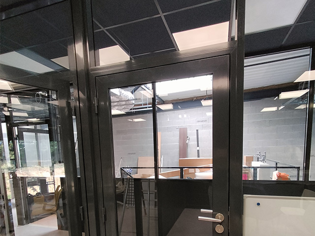 Porte cadre aluminium avec imposte vitrée
